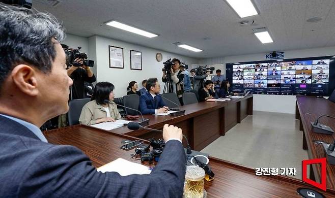 이주호 사회부총리 겸 교육부 장관이 20일 서울 영등포구 한국교육시설안전원에서 열린 '의대 운영대학 총장 간담회'에 참석해 화상으로 의대운영 중인 대학 총장들과 의견을 나누고 있다. 사진=강진형 기자aymsdream@