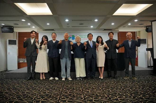 배우 손준호, 김소현 부부, 오장환 총괄프로듀서, 송승환 총감독, 강부자, 윤후덕 국회의원, 배우 길해연, 오만석, 고영은 출판도시문화재단 이사장이 28일 서울 중구 프레스센터에서 열린 ‘2024 파주페어 북앤컬처' 기자간담회에서 기념사진을 찍고 있다.  [사진 제공= 출판도시문화재단]