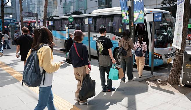 지난 2일 서울 중구 명동입구역 버스정류장으로 수도권남부로 향하는 버스에 시민들이 탑승하고 있다. /연합뉴스