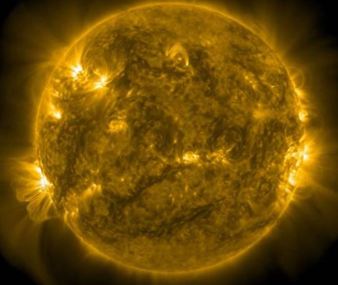 5월 27일 지구 궤도에 있는 미 항공우주국(NASA)의 태양활동관측위성이 자외선으로 촬영한 태양. 왼쪽 하단에 새로운 플레어 활성 영역을 볼 수 있다./NASA