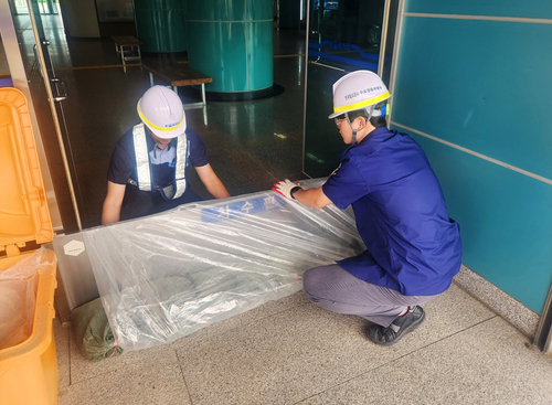 한국철도공사가 여름 장마철에 대비해 수도권과 부산지역 75개 광역철도역에서 '극한호우 대비 특별훈련'을 시행하고 있다.