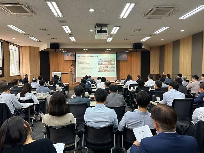 지난 27일 서울 중구 서소문동 해외건설교육센터에서 열린 ‘미국 도시·부동산개발사업 진출 확대 세미나’에서 수강생들이 강의를 듣고 있다. 해외건설협회 제공