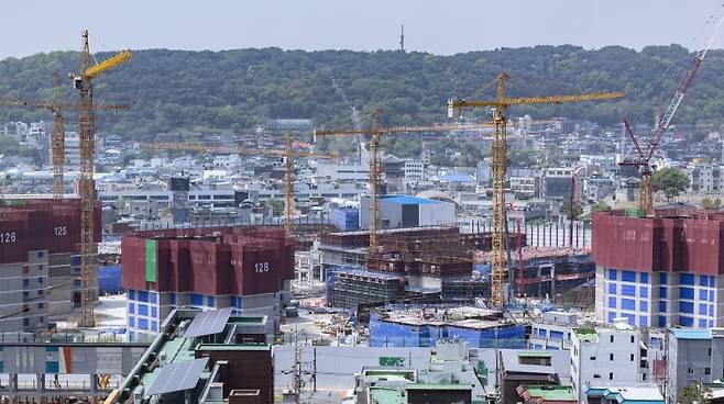 금융당국이 부동산 프로젝트파이낸싱(PF) 연착륙을 위한 사업성 평가기준 개선과 자금공급 강화 및 부실 사업장 재구조화 및 정리 지원에 나선다. 사진은 경기 수원시의 한 건설현장. 2024.4.25. 사진=뉴스1