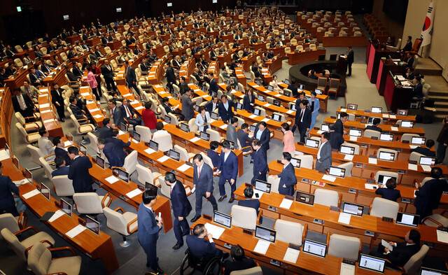 지난 2일 국회 본회의에서 ‘채 상병 특검법’이 상정되자 국민의힘 의원들이 퇴장하고 있다. 김경호 선임기자 jijae@hani.co.kr