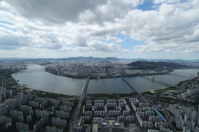 전국이 대체로 맑은 날씨를 보인 28일 오후 서울 송파구 롯데월드타워 전망대에서 바라본 서울 도심 하늘에 구름이 펼쳐져 있다. 김영원 기자