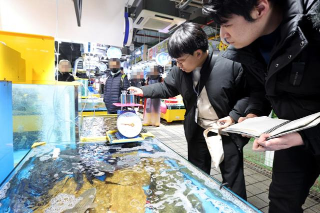 지난 2일 인천 남동구 소래포구종합어시장에서 남동구 관계자가 저울을 점검하고 있다. 남동구 제공