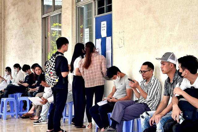 지난 23일 한국산업인력공단 주관 고용허가제 한국어능력시험(EPS-TOPIK)이 진행된 베트남 하노이 외곽 국립 SONA해외인력양성학교 교육장에서 응시자들이 고사실을 확인하고 있다. 하노이=허경주 특파원
