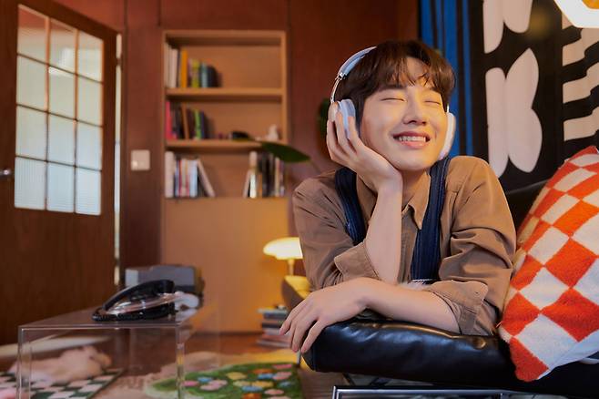 나이가 들면 학창 시절에 들었던 추억의 노래를 다시 찾아 듣는 사람이 많다. 옛날 노래를 듣는 것만으로도 에너지를 얻을 수 있기 때문이다./사진=게티이미지뱅크