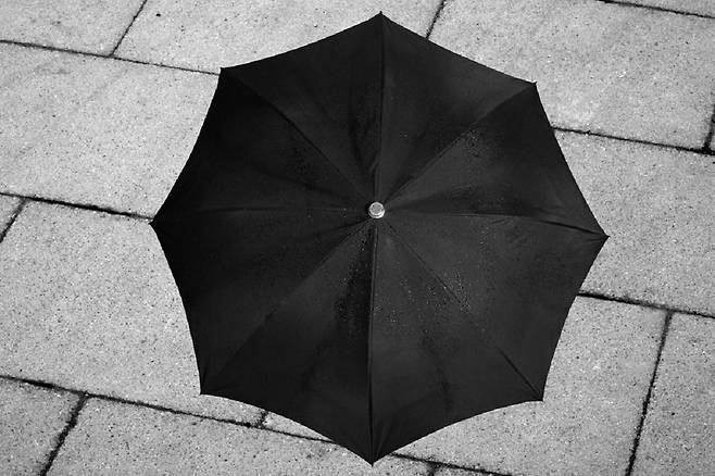 양산이 없다면 차선책으로 검은색 우산을 쓰면 자외선 차단에 도움이 된다./사진=클립아트코리아