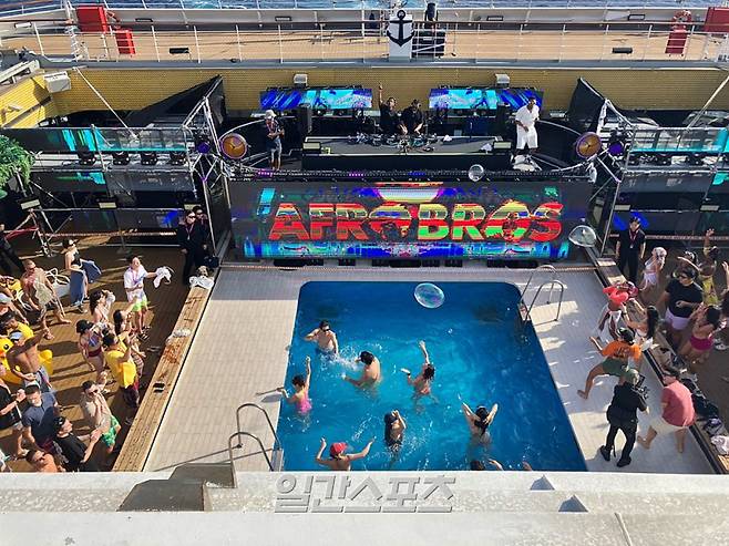 앵커스테이지에서 공연 및 수영을 즐기고 있는 승객들. (부산/나가사키(일본)=김지혜 기자 jahye2@edaily.co.kr)