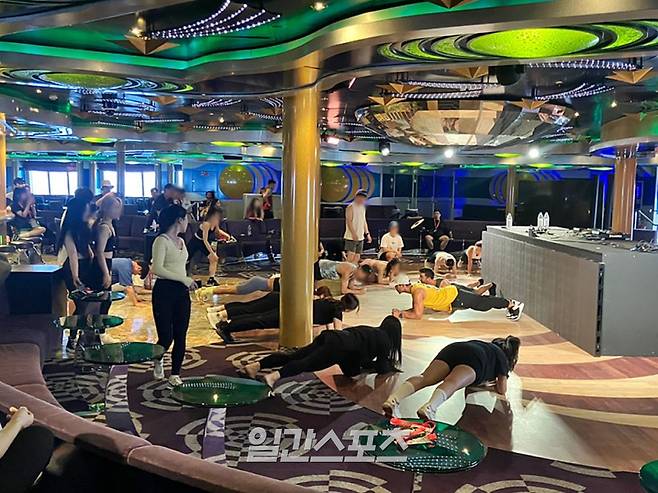 5층 루나 라운지에서 '네온 히트' 프로그램에 참여하고 있는 승객들. (부산/나가사키(일본)=김지혜 기자 jahye2@edaily.co.kr)