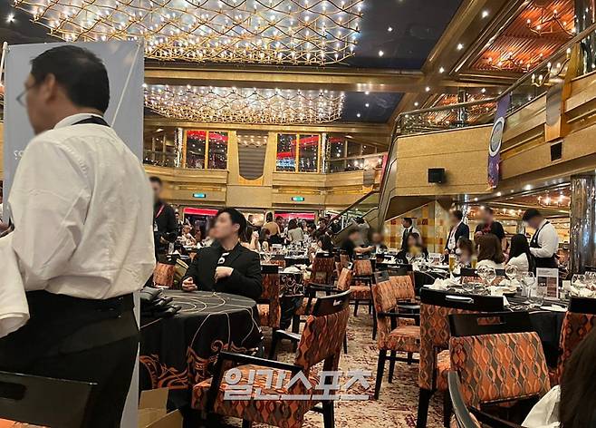 '갈라 디너쇼'에 참석한 승객들의 모습. 각자 화려한 의상을 입고 만찬을 즐기고 있다. (부산/나가사키(일본)=김지혜 기자 jahye2@edaily.co.kr)