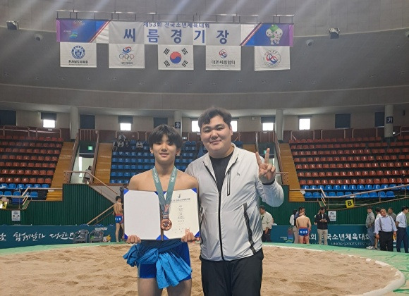 영동군 새너울중학교 씨름부 라진호와 김동훈 코치(왼쪽부터)가 지난 27일 전국소년체육대회에서 동메달을 획득하고 기념 촬영을 하고 있다. [사진=영동교육지원청]