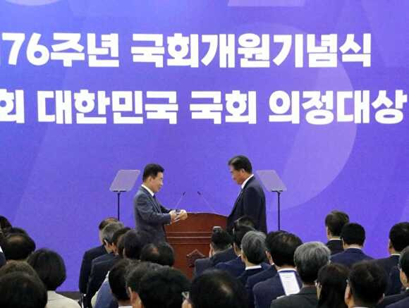 오늘 소병훈 의원이 제76주년 국회 개원 기념식에서 ‘제4회 대한민국 국회 의정대상’을 수상하고 있다. [사진=소병훈 의원실]