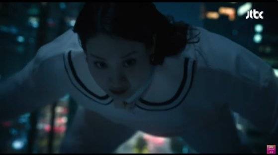 비행 능력이 있는 복동희(수현)은 비만으로 날지 못한다. 사진은 꿈 속에서 나는 상상을 하는 장면. 사진 JTBC '히어로는 아닙니다만'