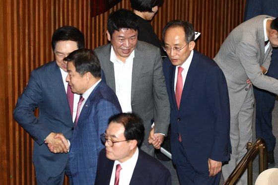 추경호 국민의힘 원내대표와 유의동 의원이 28일 오후 서울 여의도 국회 본회의장에서 열린 21대 마지막 본회의에서 대화하고 있다. 뉴스1