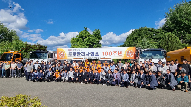 ▲ 강원특별자치도 도로관리사업소 100주년 기념식이 28일 사업소에서 김진태 도지사, 박기영 도의회 안전건설위원장, 최재민 도의원, 최상순 강원건설단체연합회장, 최봉용 도 건설국장, 박범승 소장을 비롯한 사업소 직원들이 참석한 가운데 열렸다.