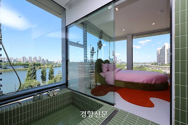한강대교 위에 설치된 전망호텔 ‘스카이 스위트’ 내부 모습. 김창길 기자
