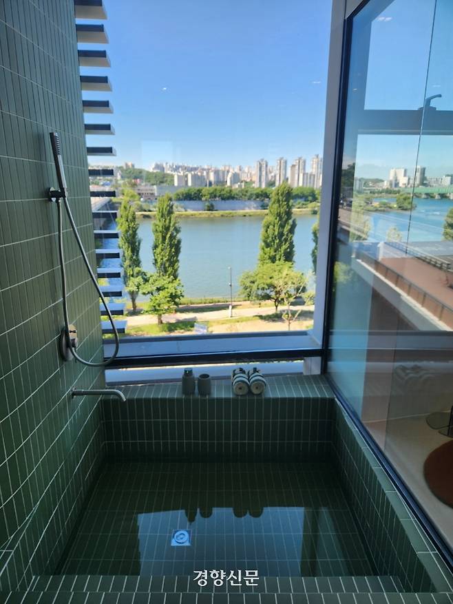 한강대교 위에 설치된 전망호텔 ‘스카이 스위트’ 욕실 모습. 고희진 기자