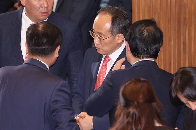 국민의힘 추경호 원내대표(가운데)와 배준영 원내수석부대표(오른쪽)가 28일 국회 본회의장에서 채상병 특검법 재의안 표결을 앞두고 긴박한 모습으로 귀엣말을 나누고 있다. 국민의힘은 이날 당론으로 반대 입장을 정하고 재의안을 부결시켰다. 연합뉴스