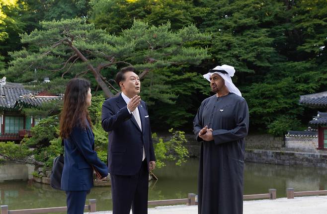 윤석열 대통령이 28일 한국을 첫 국빈 방문한 무함마드 빈자예드 알나흐얀 아랍에미리트연합(UAE) 대통령과 함께 서울 창덕궁 후원을 산책하고 있다. 대통령실 제공