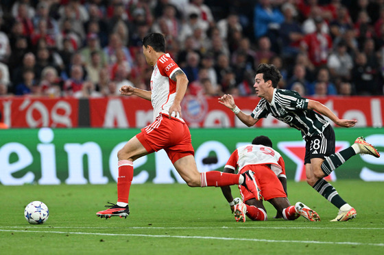 Manchester United's Facundo Pellistri, right, and Bayern Munich' defender Kim Min-jae vie for the ball during a UEFA Champions League Group A match in Munich, Germany on September 20, 2023. [AFP/YONHAP]