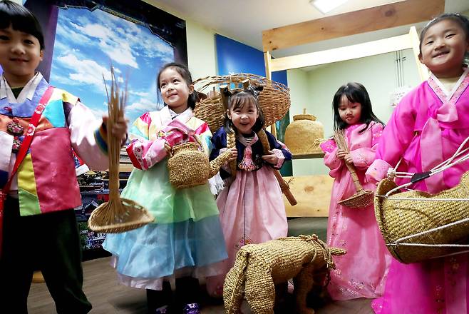 Children don traditional Korean clothing at a multicultural family support center in Buk District, Gwangju, on Jan. 19. [BUK DISTRICT OFFICE]