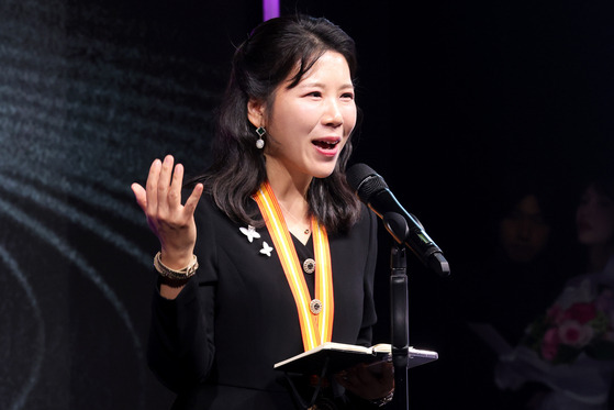 Meeyoung Cha, professor of computer science at KAIST, was awarded this year's Yumin Award in the science and technology category in a ceremony at the JoongAng Ilbo building in Mapo District, western Seoul, on Tuesday. [JANG JIN-YOUNG]