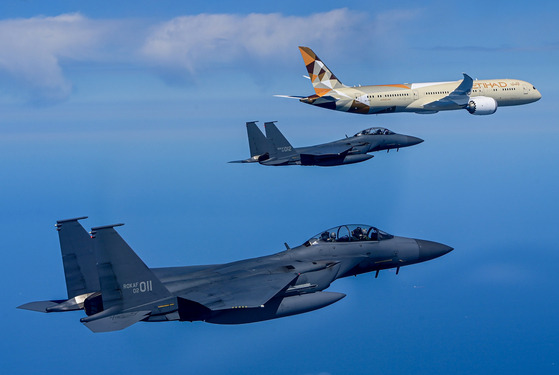 Four Korean Air Force F-15 fighter jets escort the United Arab Emirates (UAE) presidential plane as UAE President Mohamed bin Zayed Al Nahyan arrives in Seoul for a two-day state visit on Tuesday. [PRESIDENTIAL OFFICE]