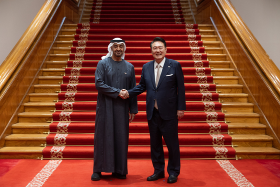 President Yoon Suk Yeol, right, and United Arab Emirates (UAE) President Mohamed bin Zayed Al Nahyan shakes hands at the Blue House in central Seoul ahead of a state dinner on Tuesday. [PRESIDENTIAL OFFICE]