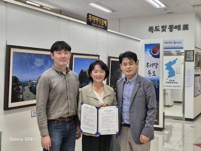 왼쪽부터 헬스앤드림 이영준 이사. 고정심 대표이사, 독도사랑회 길종성 회장