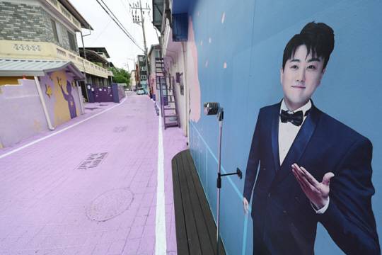 25일 경북 김천시 교동 ‘김호중 소리길’이 주말임에도 한산한 모습을 보이고 있다. 이 길은 가수 김호중 씨를 상징해 김천시가 조성한 관광 특구 거리다. 김 씨는 음주 운전을 하다 사고를 내고 달아난 뒤 운전자 바꿔치기를 한 혐의로 전날 구속됐다. 연합뉴스