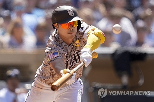 김하성이 양키스전서 스퀴즈 번트를 대고 있다.