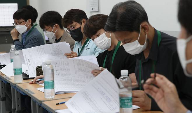 서울 마포구 종로학원 강북본원에서 종로학원 강사들이 모의평가 시험지를 분석하고 있다. [매경DB]