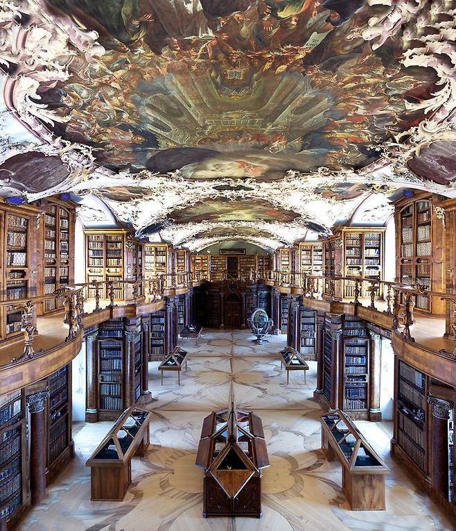 스위스 장크트갈렌 수도원 부속 도서관을 촬영한 ‘Stiftsbibliothek St.Gallen III 2021’ [국제갤러리]