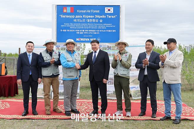 28일 몽골 울란바타르시 바가노구 내 대한항공 숲에서 열린 식림 20주년 기념행사에서 박요한 대한항공 중국 지역 본부장(왼쪽 세번째부터)과 다바수렝 바가노르구청장이 악수를 하고 있다. [바가노르(몽골)/한주형기자]