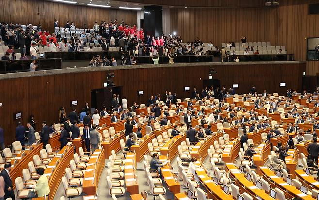 28일 오후 국회에서 열린 본회의에서 해병대예비역연대 회원들이 재의결 안건으로 상정된 ‘해병대 채상병 사망사건 수사외압 의혹 특별검사법’이 부결되자 방청석에서 일어나 실망감을 표현하고 있다. [사진 출처 = 연합뉴스]