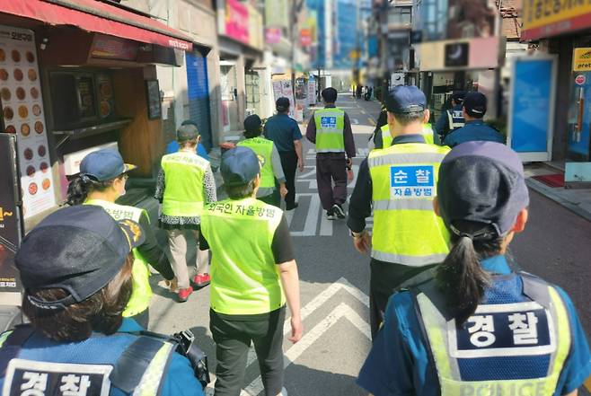 지난 23일 '자치경찰·인권 시민대학'에 참여한 수강생들이 신사지구대 소속 경찰관·기동순찰대·외국인 자율방범대와 함께 도보 순찰에 참여하고 있다./사진=최지은 기자