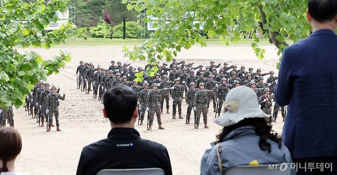 기사와 무관함. 사진은 지난 8일 세종시 육군 32사단 신병교육대대 연병장에서 열린 수료식에서 신병들이 구호를 외치고 있다. /사진=뉴시스