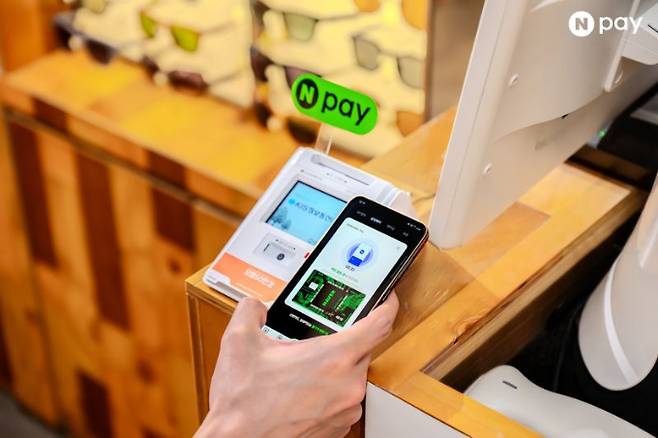 네이버페이와 카카오페이의 경쟁이 심화되고 있다./사진=네이버페이