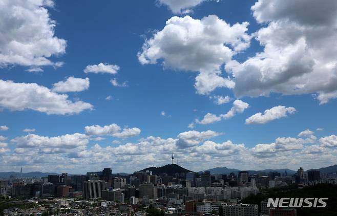 [서울=뉴시스] 이영환 기자 = 맑은 날씨를 보인 28일 오후 서울 종로구 무무대전망대에서 바라본 하늘이 구름과 조화를 이루고 있다. 2024.05.28. 20hwan@newsis.com