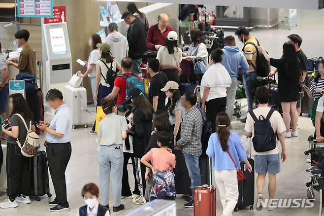 [인천공항=뉴시스] 황준선 기자 = 한국관광공사에 따르면 올해 1~5월 한국을 찾은 관광객 중 일본 관광객이 66만6천여 명으로 전체 외국인 관광객 중 19.2%를 차지해 가장 많은것으로 나타났다. 사진은 9일 오후 인천국제공한 제1여객터미널 입국장. 2023.07.09. hwang@newsis.com