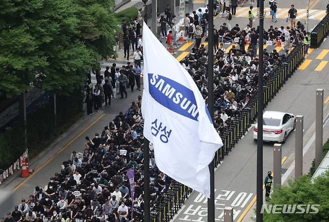 [서울=뉴시스] 김명년 기자 = 삼성전자 노동조합 조합원들이 24일 오후 서울 서초구 삼성전자 사옥 앞에서 노조와의 교섭을 촉구하는 집회를 열고 있다. 2024.05.24. kmn@newsis.com