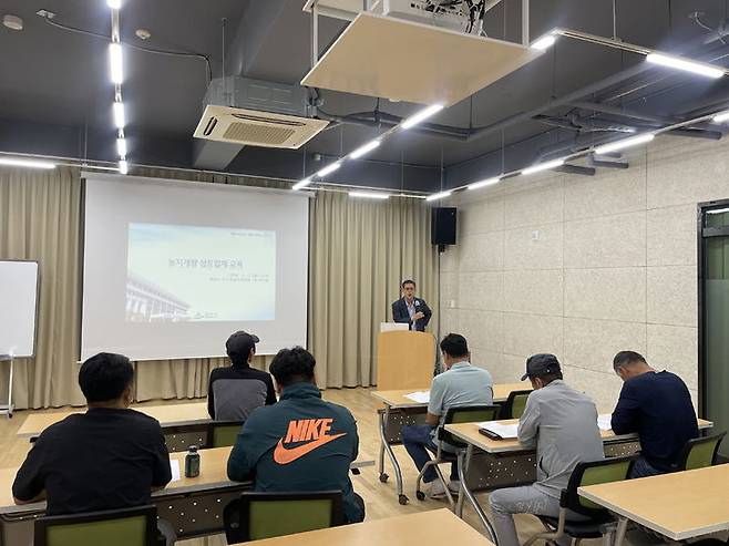 [밀양=뉴시스] 최종군 농지관리담당이 농지개량 관련 법규, 준수사항을 교육하고 있다. (사진=밀양시 제공) 2024.05.28. photo@newsis.com  *재판매 및 DB 금지