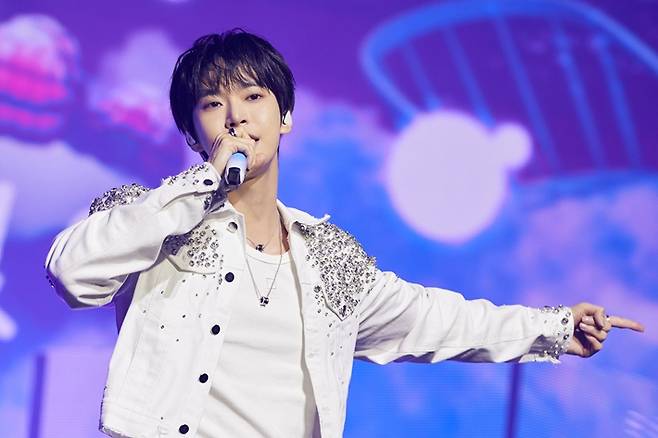 NCT 도영이 27일 저녁 서울 동대문구 경희대학교 평화의전당에서 첫 솔로 콘서트 '디어 유스,' 서울 마지막 날 공연을 열었다. SM엔터테인먼트 제공