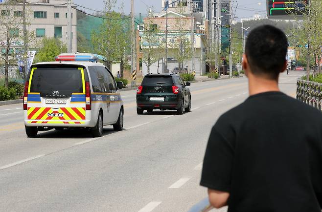 지난 4월 19일 실시한 급발진 의심사고 재연 시험을 지켜보고 있는 이상훈씨. 독자 제공