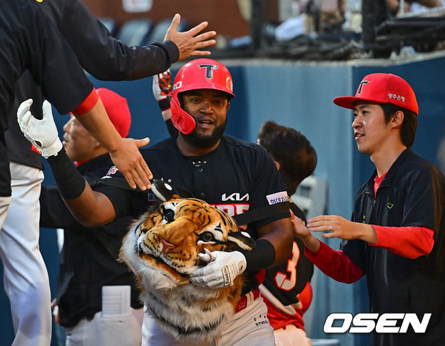 [OSEN=창원, 이석우 기자] 28일 창원NC파크에서 2024 신한 SOL 뱅크 KBO 리그 NC 다이노스와 KIA 타이거즈의 경기가 열렸다. 4연패에 빠진 NC는 신민혁을 내세워 연패 탈출에 나서고, 지난 주말 NC와의 창원 3연전을 스윕했고 주말 두산 3연전을 위닝시리즈로 장식한 KIA는 윤영철이 마운드에 오른다.KIA 타이거즈 소크라테스가 3회초 무사 1,2루 우월 3점 홈런을 치고 하이파이브를 하고 있다. 2024.05.28 / foto0307@osen.co.kr