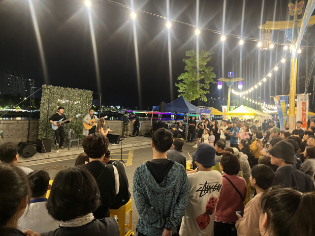 ▲밀양 문화도시센터가 영남루 일원 내일동 중심상가 강변도로에서 차없는 거리 축제 '신나는 대로' 행사가 열리고 있다.ⓒ밀양시