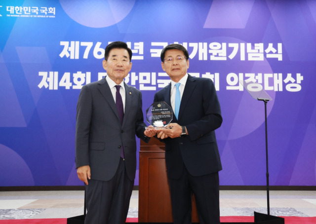 ▲서삼석 의원(오른쪽)이 28일 열린 제76주년 국회 개원 기념식에서 김진표 국회의장으로부터 제4회 '대한민국 국회 의정대상'을 받고 기념사진을 찍고 있다.2024.5.28ⓒ서삼석 국회의원실