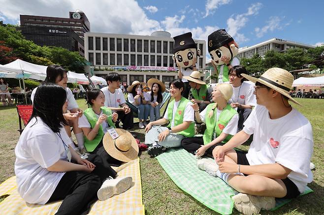 28일 서울 종로구 성균관대학교 인문사회과학캠퍼스 금잔디광장에서 열린 '제1회 SKKU 사회공헌 FAIR'에서 학생들이 돗자리 피크닉을 즐기고 있다.